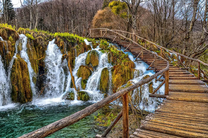 Le pont dans le parc national des lacs de Plitvice en Croatie